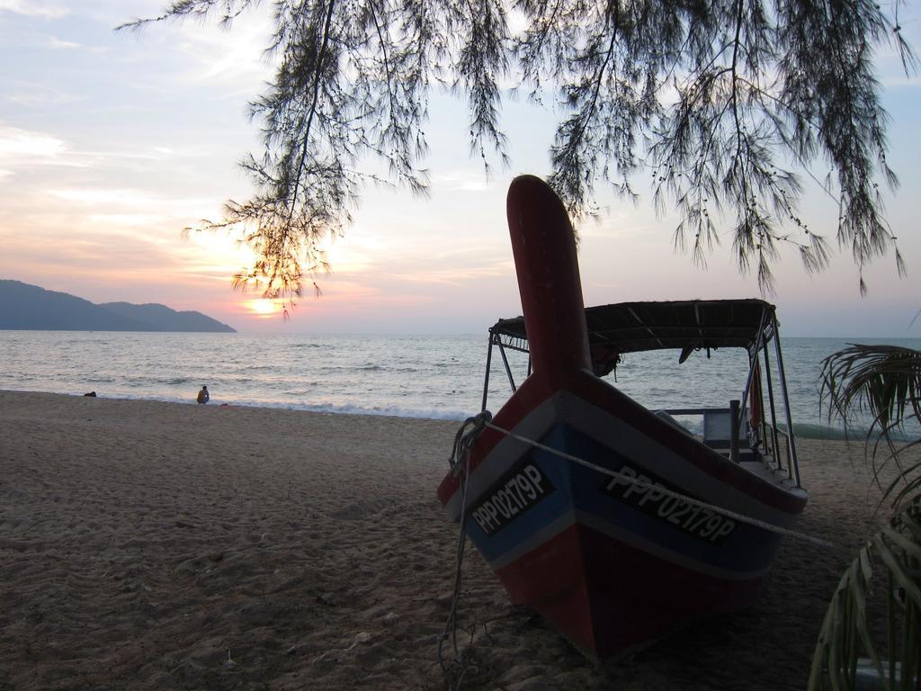 By The Sea Suites - Managed By Sdb Host Batu Ferringhi Eksteriør billede