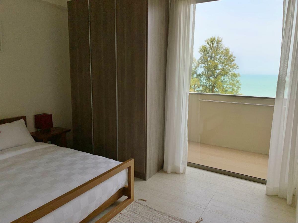 By The Sea Suites - Managed By Sdb Host Batu Ferringhi Eksteriør billede